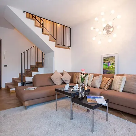 Sleeps 4 Pool Air Con Lenno