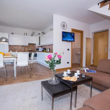 Lejlighed Sleeps 4 Pool Air Con Lenno