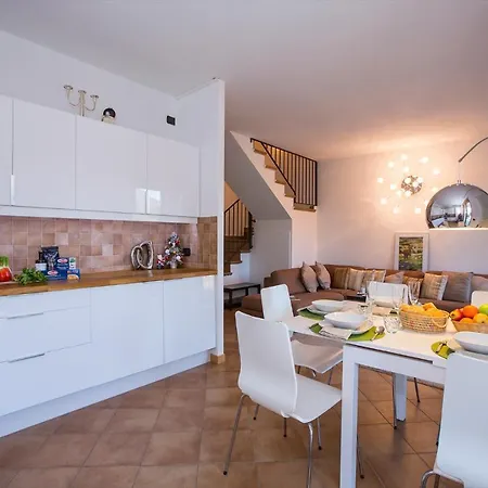 Sleeps 4 Pool Air Con *