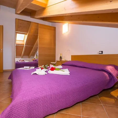 Sleeps 4 Pool Air Con * Lenno
